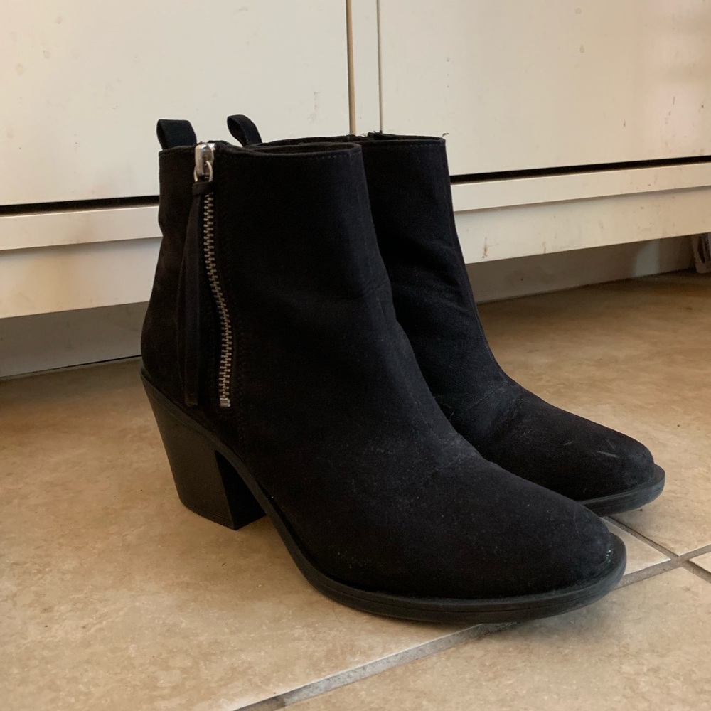 Black zipper heel ankle booties